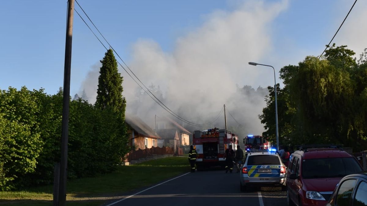 Plameny přeskakovaly z kůlny na dům na Kutnohorsku. Dva lidé utrpěli popáleniny